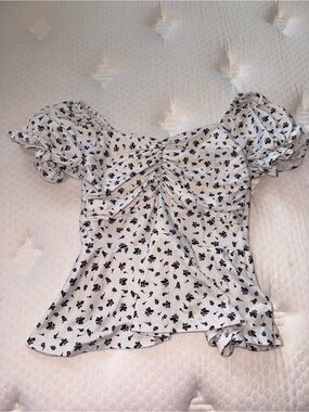 55. Vibe White Puff-Sleeve Floral Ruched Top